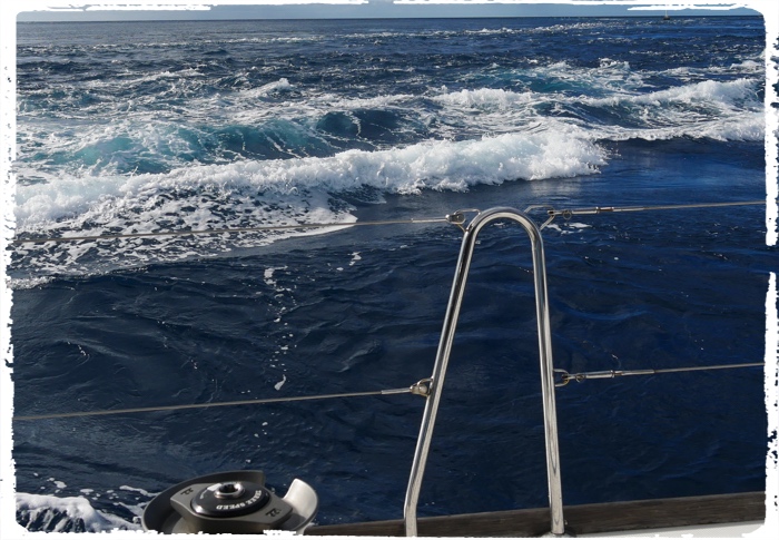 Strong currents in the Makemo atoll pass