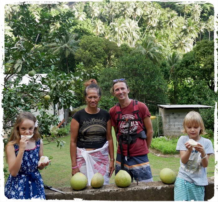 Our first local friend that served us delicious pompelmuses, bananas and dried bananas. She is also known as the herb lady of the village!